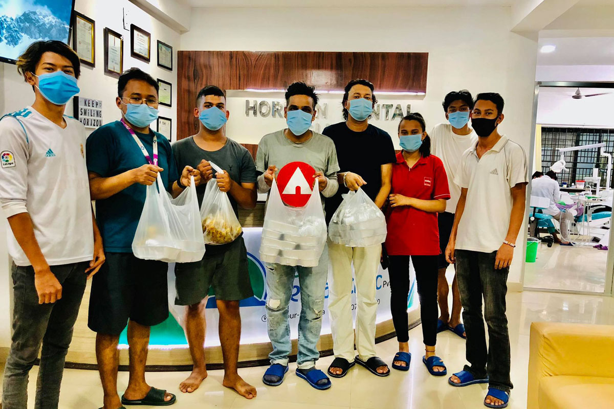 पाल्पा रामपुर अस्पतालमा रहेका काेभिड सङक्रमितकाे सेवामा जुटेका उदाहरणीय युवा